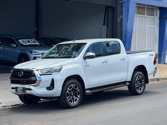 TOYOTA HILUX 2.8 D-4D TURBO DIESEL CD SRX 4X4 AUTOMÁTICO